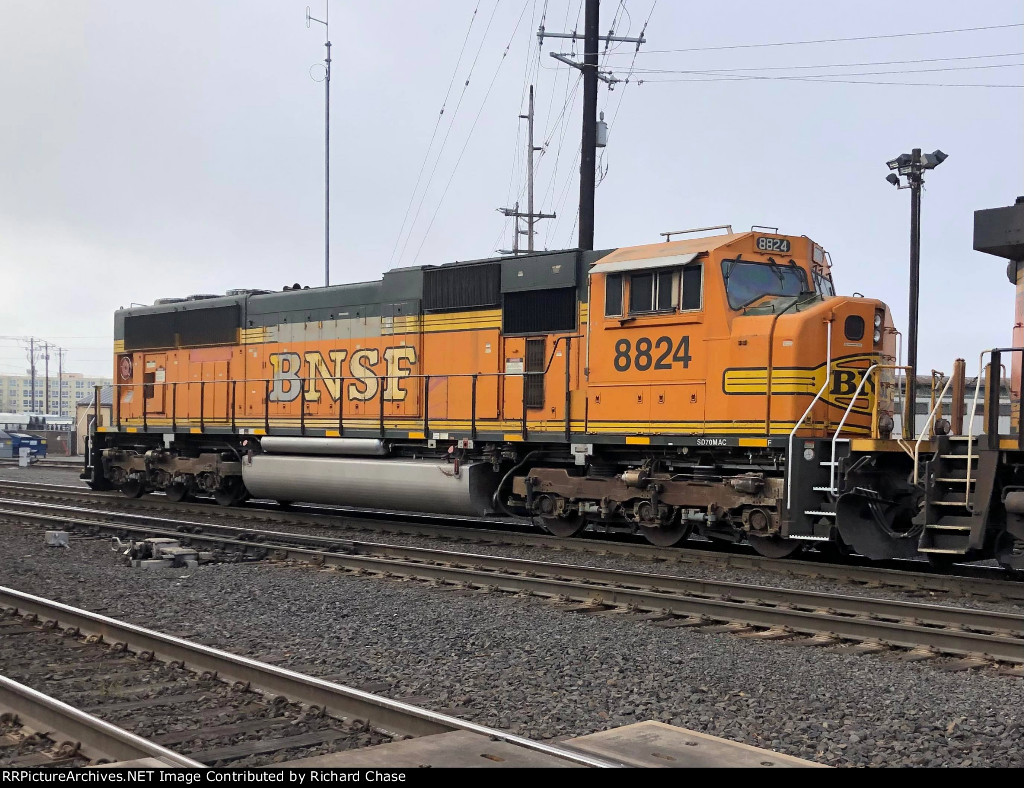 BNSF 8824